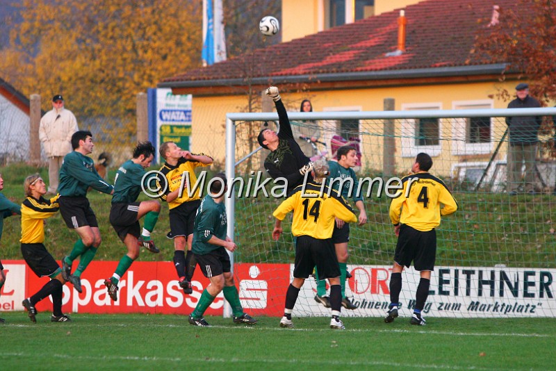 IMG_1780_Mainleus Neudrossenfeld.jpg - TSC Mainleus gegen TSV NeudrossenfeldDer Neudrossenfelder Torwart Marc Köhler wehrt diesen Kopfball von Jochen Pfarrer ab. ganz li. Neudr. Tobias Pieper, Cornelius Held , 14 Johannes Adam, 4 Thomas GißiblForo Monika Limmer